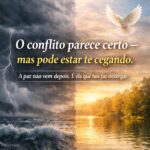 Conflito e paz em contraste: de um lado tempestade escura no mar, do outro um lago calmo ao pôr do sol com uma pomba branca, representando como o conflito cega e a paz permite enxergar.
