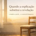 Uma cadeira perto da janela por onde a luz entra