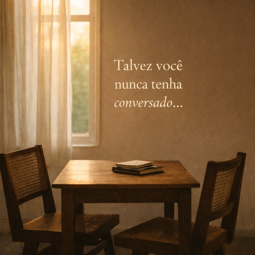 Uma mesa e duas cadeiras vazias junto à janela