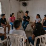 Reunião informal com jovens em sala simples